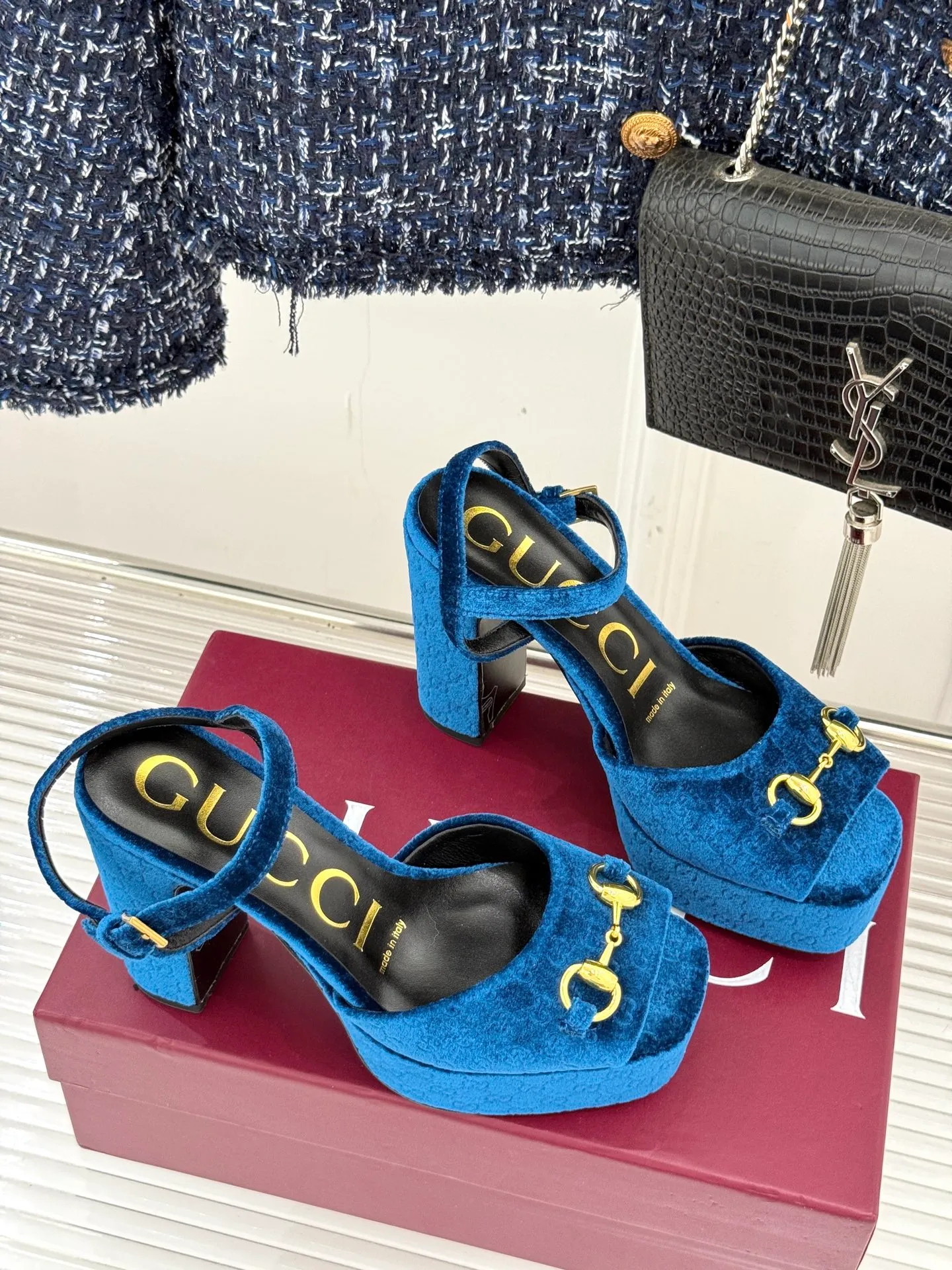 Factory direct sales p660🐘🐘Women's shoes Women's clothing Gucci/Gucci classic horsebit pointed velvet square toe waterproof platform high-heeled sandals When the classic horsebit meets velvet texture, these sandals have become synonymous with elegance and individuality. The square toe design breaks the sharpness of the pointed toe and adds a bit of retro laziness. The delicate velvet upper feels luxurious and shows a high-end texture with the flow of light and shadow. Every step brings a gentle aura. The iconic metal horsebit embellishes the shoe body, instantly awakening brand recognition and cleverly blending retro style with modern fashion. The golden ratio of waterproof platforms and high heels not only lengthens the leg lines but also reduces walking pressure, allowing elegance without compromising comfort. Whether worn with a gorgeous dress to attend a dinner party or paired with retro jeans for a daily look, it can easily hold the spotlight and become the finishing touch in the look, highlighting unique taste and extraordinary style. The fabric is made of original customized velvet and the inner pads are all sheepskin. Heel height: 10.8 Water platform: 3.3 Italian imported genuine leather outsole size: 35-39 (40/41/42 customized)